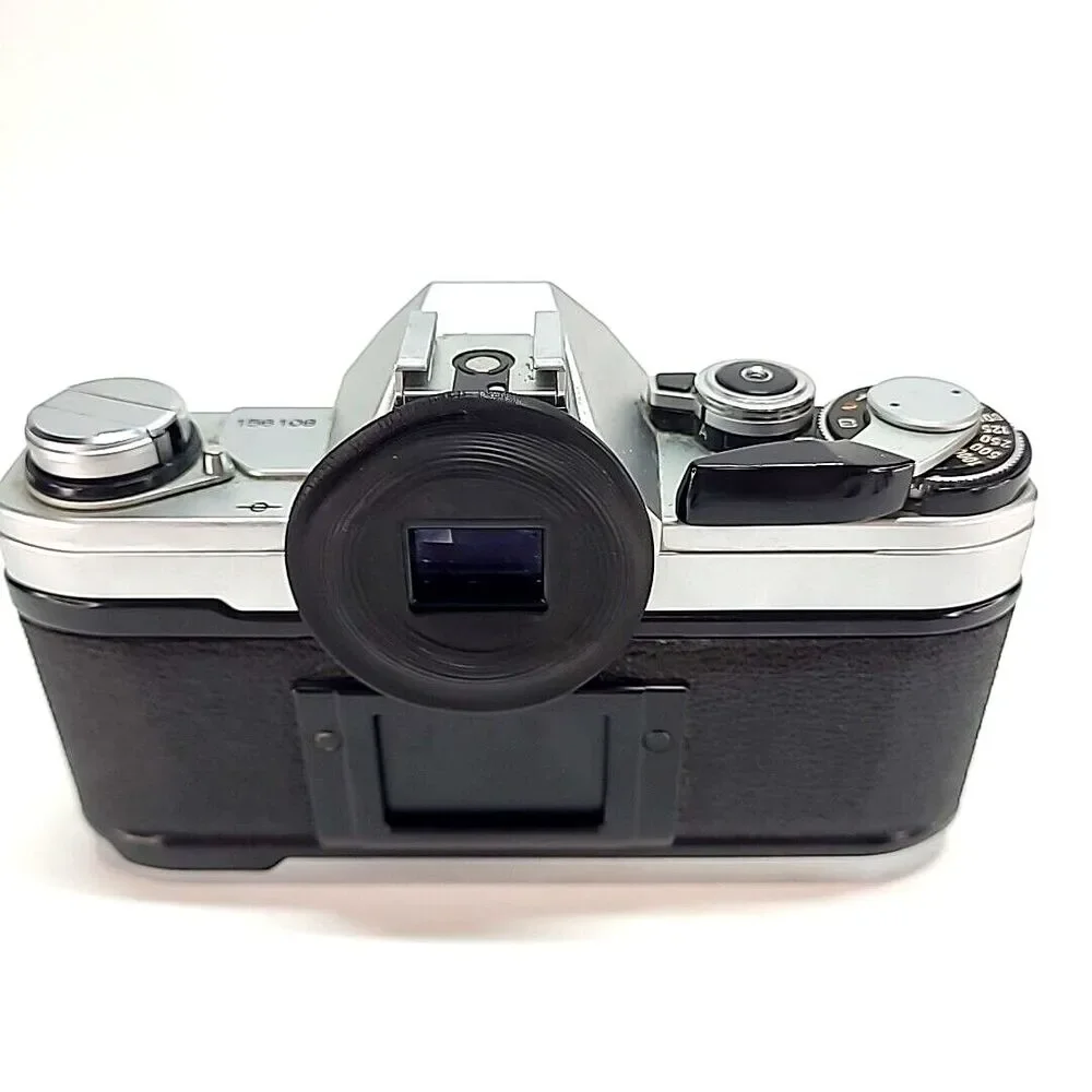 CANON AT-1 SLR 35mm Film Camera with Zoom Lens. Vintage